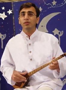 قصهگوی یزدی نوای دلنگیز موسیقی اصیل ایرانی را با همراهی سه تار و نی و با نقل قصه پیر چنگی مولانا در سوئد طنینانداز کرد. قصهگوی یزدی نوای دلنگیز موسیقی اصیل ایرانی را با همراهی سه تار و نی و با نقل قصه پیر چنگی مولانا در سوئد طنینانداز کرد.