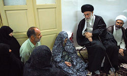 خواندنی و عبرت انگیز سخنان عاشقانه رهبر انقلاب با یک خانواده شهید