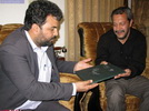مدیرکل ارشاد استان با حضور در منزل رضا امیر خانی هنرمند تئاتر استان  از وی تقدیر کرد+گزارش تصویری