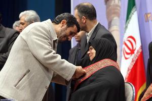 اهدای 3 نشان دولتی ایثار به خانوادههای ایثارگران استان یزد (سفر سوم رییس جمهور به یزد (42)) اهدای 3 نشان دولتی ایثار به خانوادههای ایثارگران استان یزد (سفر سوم رییس جمهور به یزد (42))