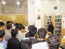 دانش‌آموزان دبیرستان نمونه امام علی(ع) از کتابخانه عمومی مجتمع فرهنگی هنری ابرکوه بازديد كردند