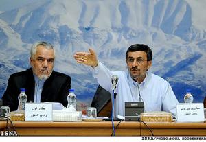عکس: تکیه احمدی‌نژاد بر جای مشایی!