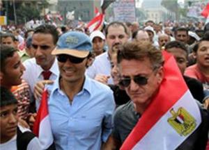 شون پن بین تظاهرکنندگان مصری + عکس