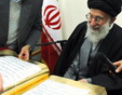 اهدای یک جلد قرآن نفیس طلای دستنویس به رهبر معظم انقلاب اسلامی+تصاویر
