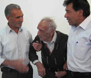 پیرمرد 89 ساله ابرکوهی پس از 52 سال با خانواده اش در ابرکوه روبروشد+گزارش تصویری 