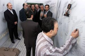  فرخي يزدي در سلولش در زندان قصر+تصاویر
