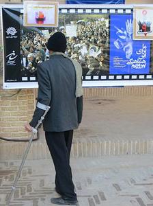 نمایشگاه عکس و پوستر9 دی در محل نمازجمعه یزد+عکس خبری