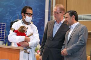   احمدی نژاد در بازدید از  میمون فضانورد (عکس) 
