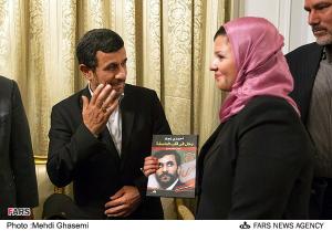 عکس: زن مصری با احمدی نژاد در مرکز طوفان در دست