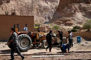 نمایش وحدت و همدلی با حضور جوانان با انگیزه روستای قطرم بافق + تصاویر