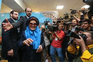 عکس:خانم رییس جمهور آینده ایران در حال سان دیدن از خبرنگاران