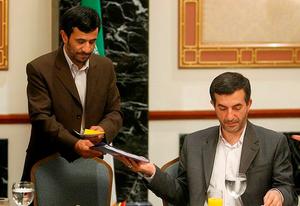  نقد حقوقی بر همراهی مشایی توسط رئیس‌جمهور