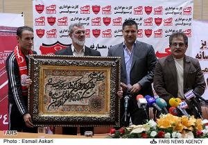  عکس/ هدیه رویانیان به گل محمدی