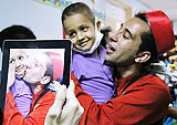 عیادت جمعی هنرمندان یزدی از کودکان سرطانی در بیمارستان شهید صدوقی (2نظر)