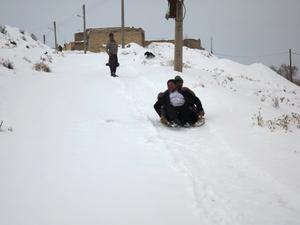 تصاویری از برف و سرسره بازی در روستای گزستان بافق