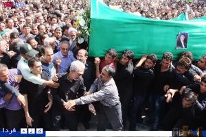 تشیع پیکرهای جانباختگان سانحه هوایی تهران-طبس؛پیکر سردار سازندگی مهندس شکیبی بر روی دستان مردم طبس تشیع شد(3)(9 نظر)