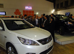بازدید فرماندار یزد از نمایشگاه خودرو