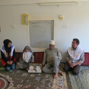 دیدار داوطلبان شهرستان مهریز از خانواده های شهداء و ایثارگران 