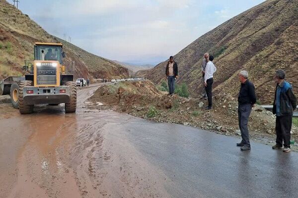 بازگشایی مسیر‌های مسدود شده در روستاهای سیل زده اردکان