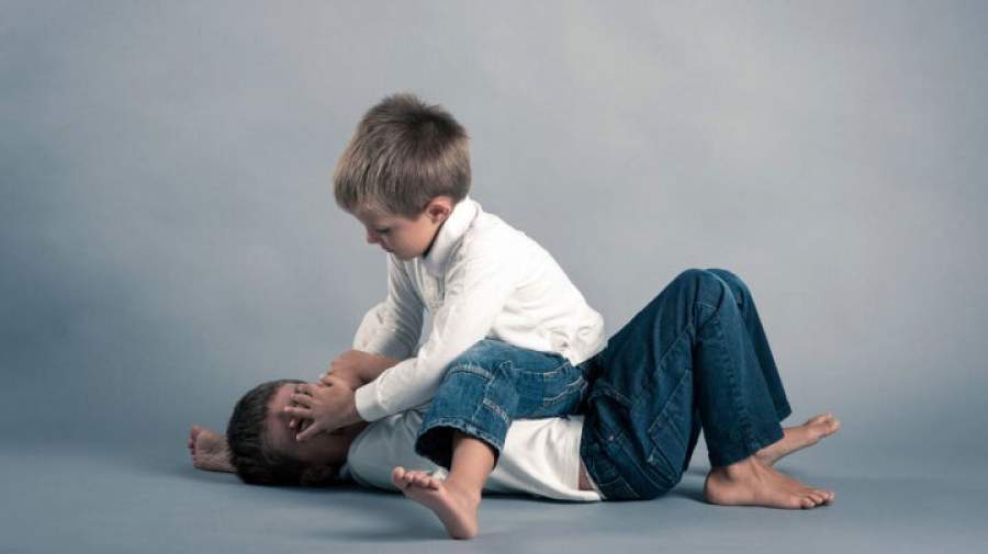 وقتی کودکی کودک دیگری را می زند چه باید کرد؟