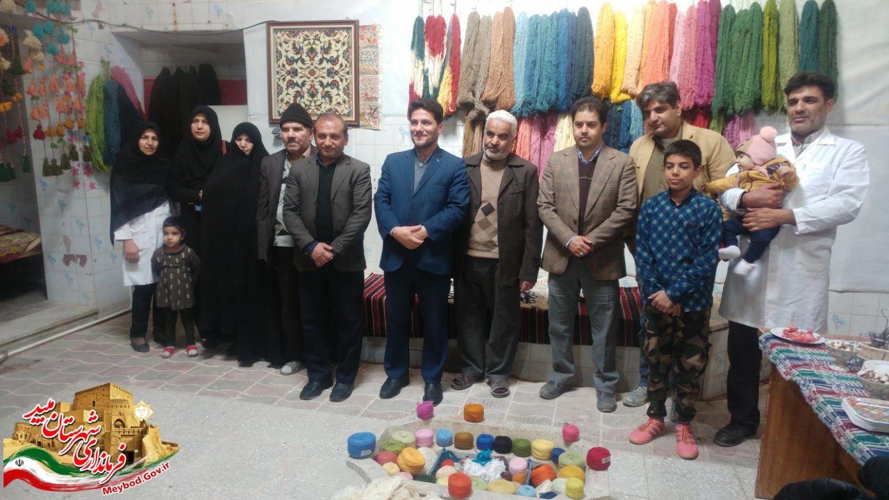بازدید بخشدار مرکزی میبد از کارگاه رنگرزی سنتی در روستای رکن‌آباد