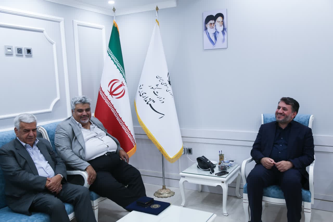 نشست مشترک استاندار یزد  با جمعی از اعضای اتاق بازرگانی استان