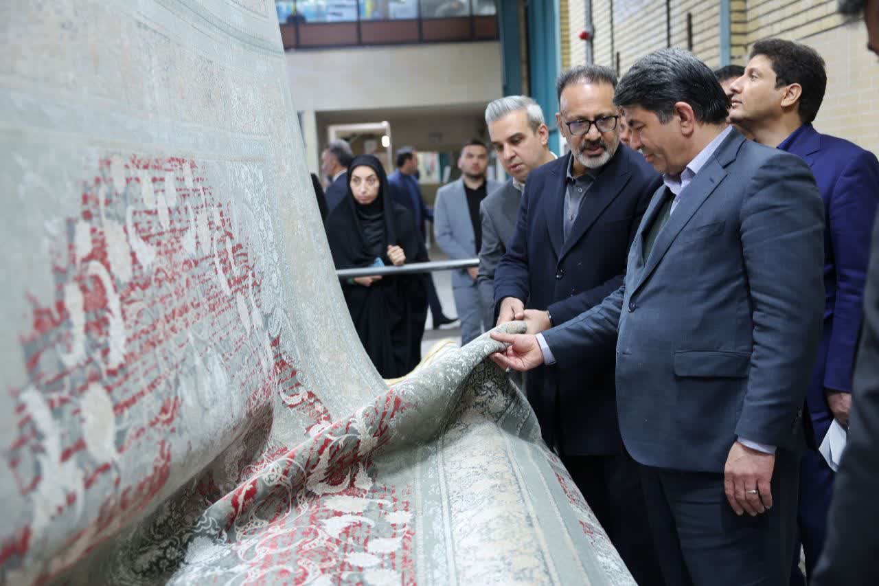 بازدید استاندار کرمان از کارخانه فرش الماس کویر/ تأکید بر حمایت از واحدهای تولیدی و طرح‌های توسعه‌ای