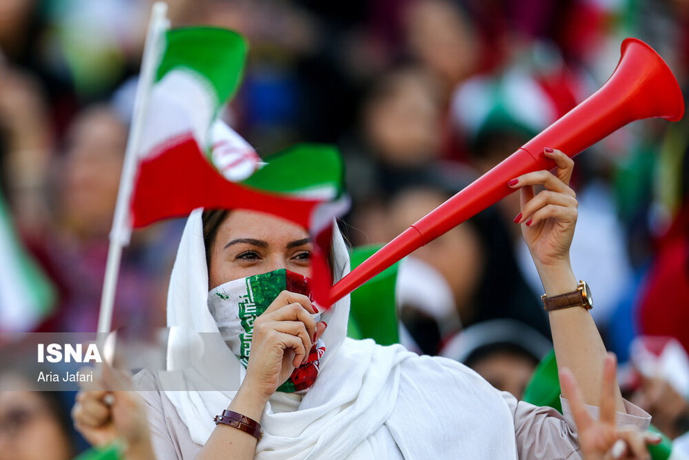 اولین ورود قانونی بانوان با استادیوم آزادی -ورود بانوان به ورزشگاهای ایران (تصاویر)