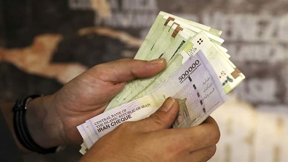 افزایش حقوق کارمندان و بازنشستگان از مهرماه به‌صورت علی‌الحساب