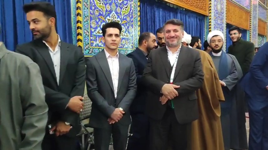 فیلم| حضور باشکوه مردم دارالعباده یزد در پای صندوق های رای