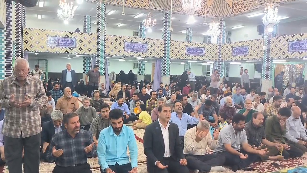 فیلم| دست به دعا برداشتن مردم یزد برای سلامتی رییس جمهور و همراهان وی - امامزاده جعفر(ع) یزد