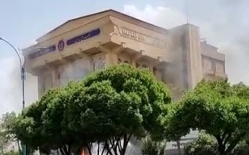 هم اکنون/ انفجار ترنسفورماتور برق در کنار بانک ملی بلوار جمهوری، صدای مهیب و دود غلیظ