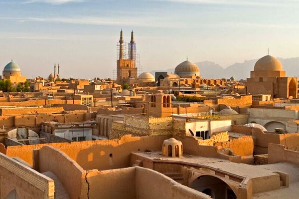 یزدی ها روزانه هزار و ۸۰۰ لیتر بر ثانیه آب کم دارند/ گردشگری از پیشران‌های مهم پیشرفت و توسعه استان